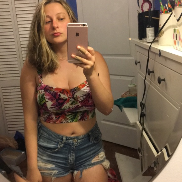 Lily White floral/tropical crop top - Picture 3 of 5